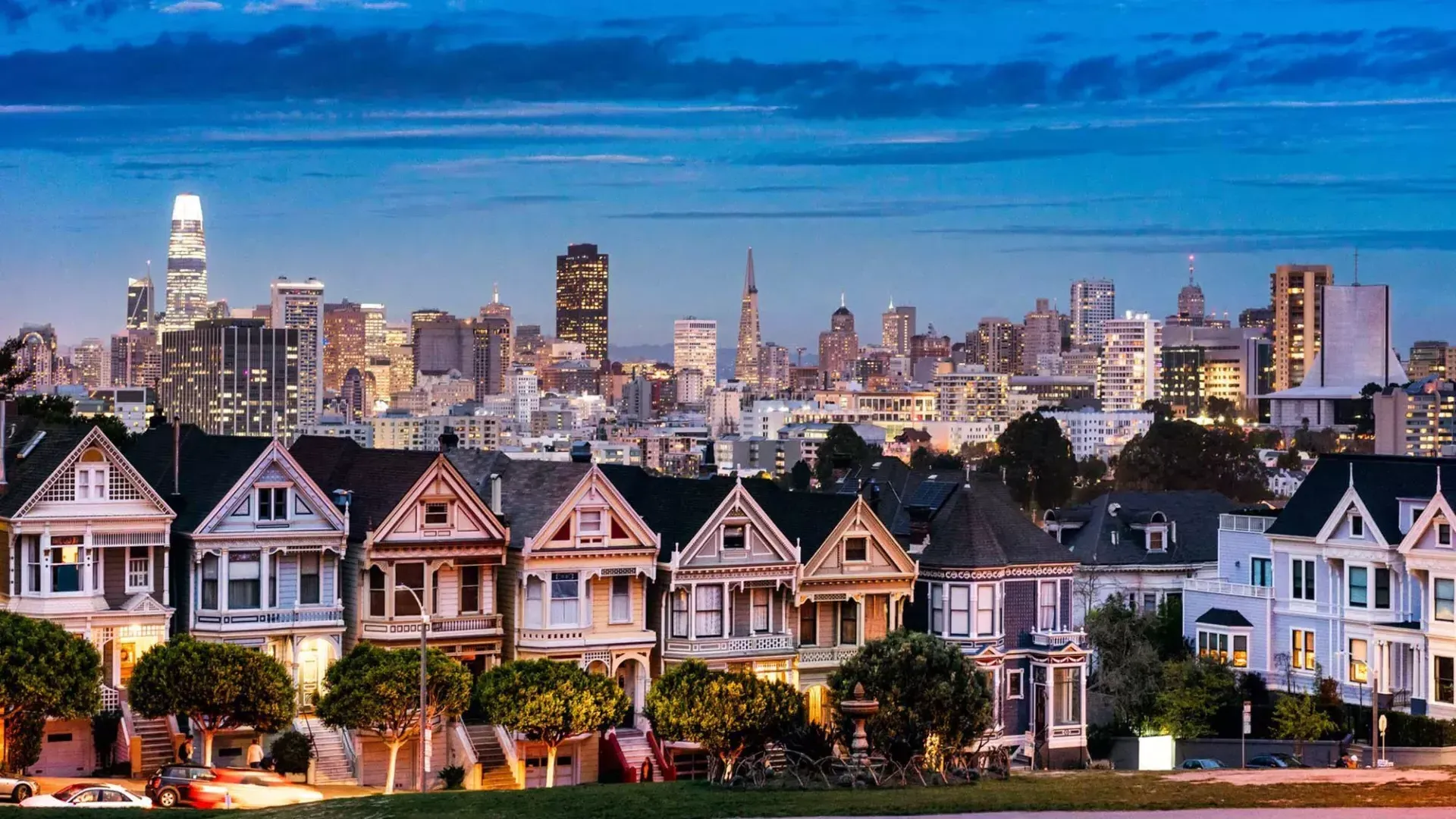 阿拉莫广场(Alamo Square)著名的彩绘女士们在贝博体彩app天际线(San Francisco skyline)的黄昏时分被描绘出来.